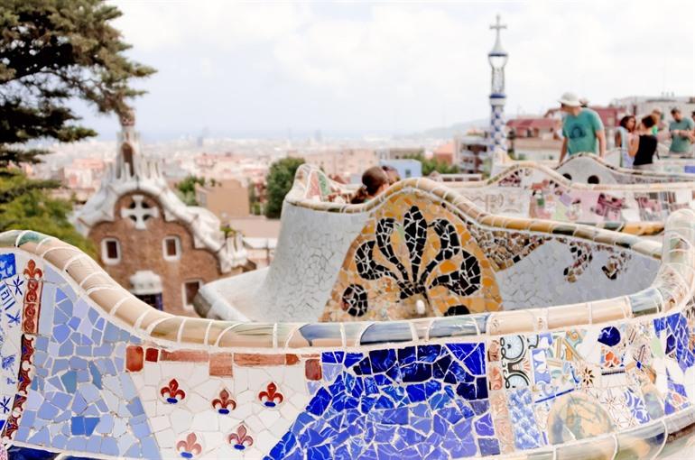 De befaamde bank in Park Güell 