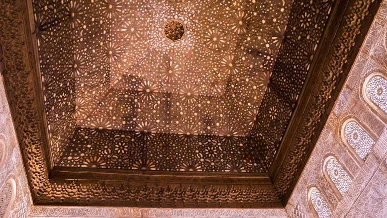 In het donker ziet het Alhambra er nog spectaculairder uit