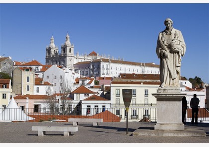 Alfama, een wijk in Lissabon met hoge blikvangers  