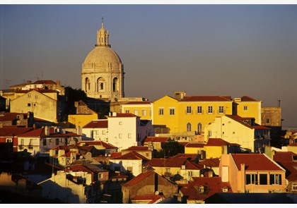 Alfama, een wijk in Lissabon met hoge blikvangers  