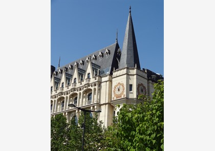 Chartres: kathedraal Notre-Dame met schitterende glasramen 