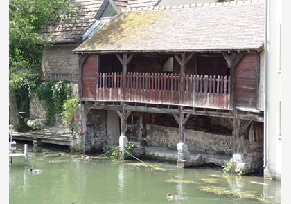 Chartres: kathedraal Notre-Dame met schitterende glasramen 