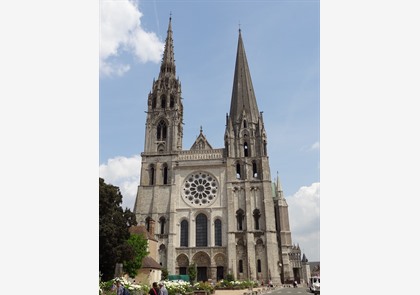 Chartres: kathedraal Notre-Dame met schitterende glasramen 