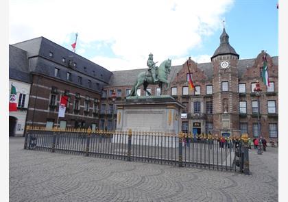 Oud en nieuw stadhuis (Rathaus) van Düsseldorf