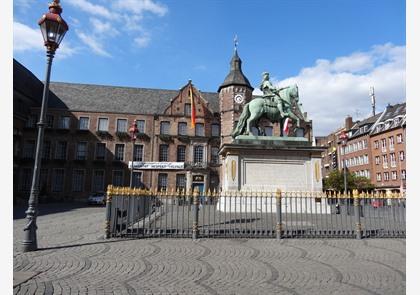 Oud en nieuw stadhuis (Rathaus) van Düsseldorf