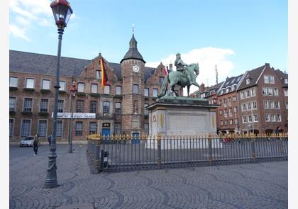 Oud en nieuw stadhuis (Rathaus) van Düsseldorf