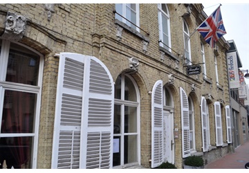 Officers’ club ‘Skindles’ in Poperinge krijgt erkenning als 4* vakantiewoning.