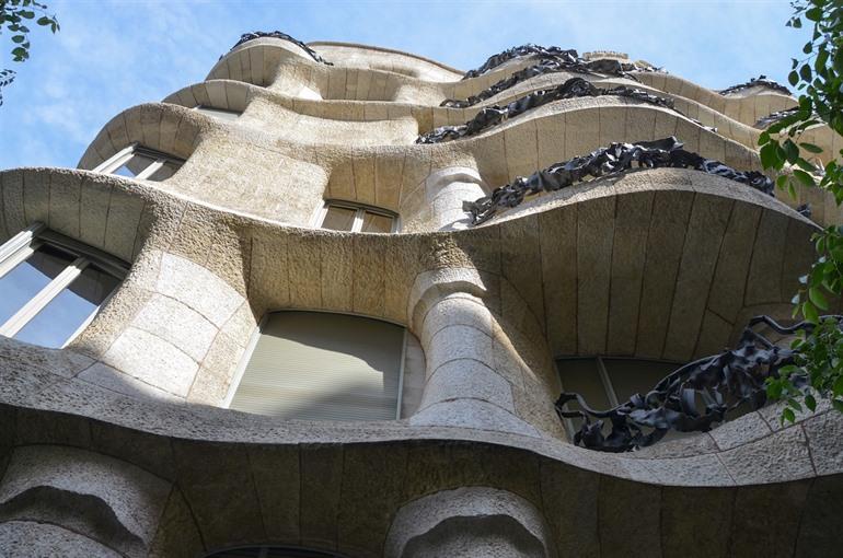 De architecturale rondingen van Casa Milà