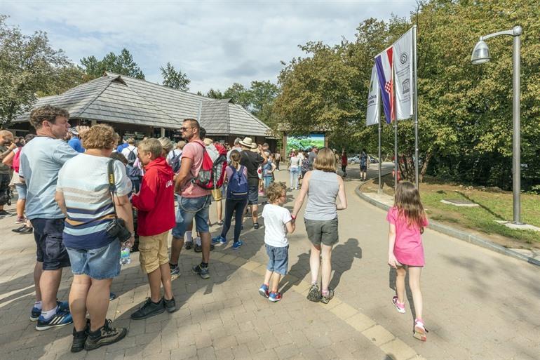 Het kan zeer druk worden bij de ingang van Plitvice Meren