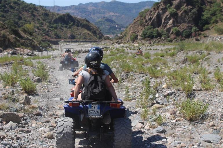 Met een quad op de Etna rijden