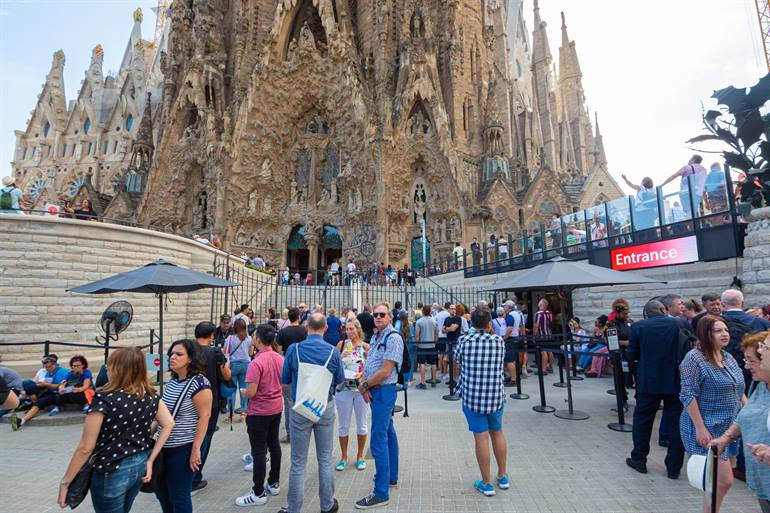 Touristen rond Sagrada Familia