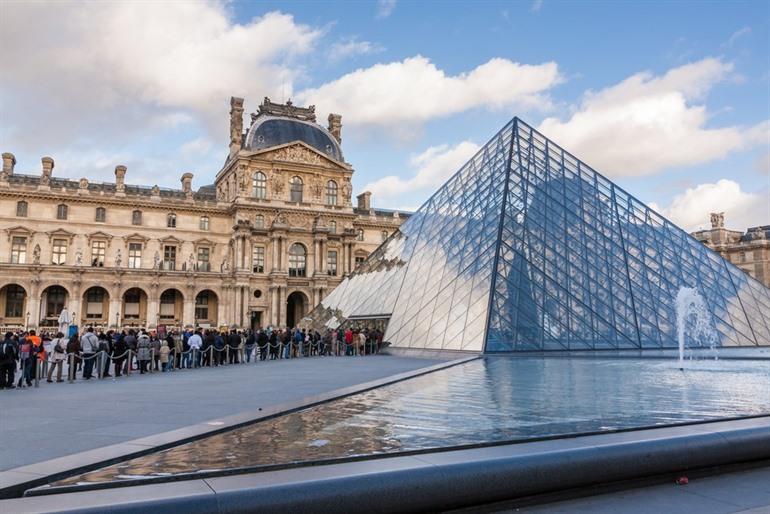 Wachtrij Louvre museum Parijs