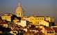 Alfama, een wijk in Lissabon met hoge blikvangers  