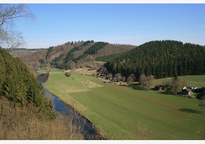 Autoroute Ardennen door de groene Semoisvallei