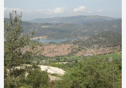 Cyprus: autoroute door Troödosgebergte 
