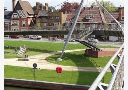 Broeltorens In Kortrijk en bruggen over de Leie