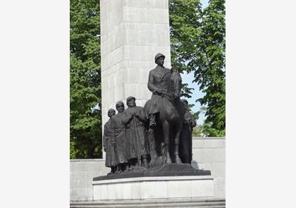 Broeltorens In Kortrijk en bruggen over de Leie