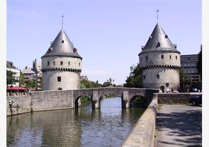 Broeltorens In Kortrijk en bruggen over de Leie