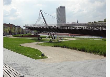 Broeltorens In Kortrijk en bruggen over de Leie