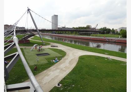 Broeltorens In Kortrijk en bruggen over de Leie