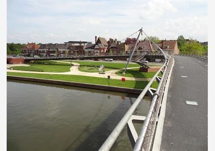 Broeltorens In Kortrijk en bruggen over de Leie