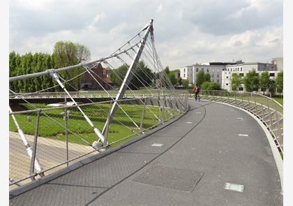 Broeltorens In Kortrijk en bruggen over de Leie