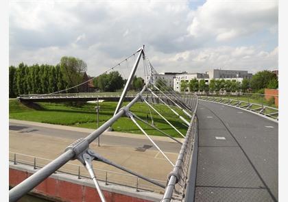 Broeltorens In Kortrijk en bruggen over de Leie