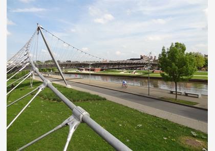 Broeltorens In Kortrijk en bruggen over de Leie