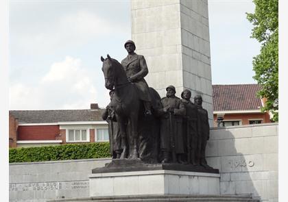 Broeltorens In Kortrijk en bruggen over de Leie