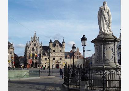 Mechelen: mooie gebouwen op de Grote Markt