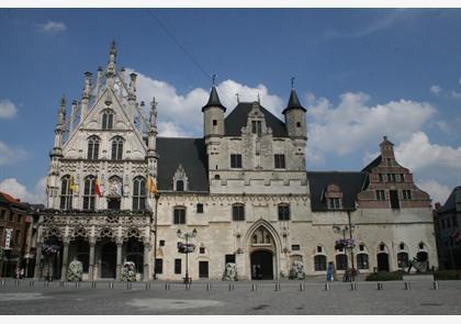 Mechelen: mooie gebouwen op de Grote Markt