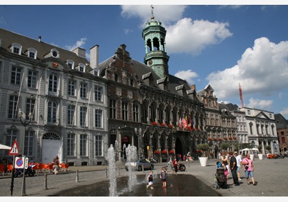 Mons: stadhuis blikvanger op Grote Markt