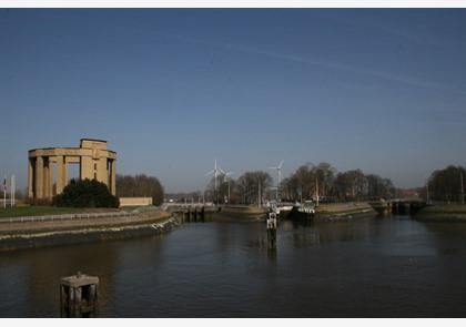 Nieuwpoort: koninklijk monument aan de Ganzepoot