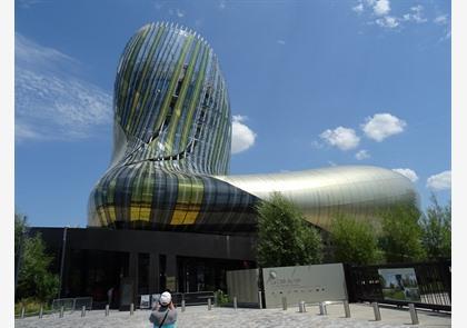 La Cité du Vin 'walst' als een Bordeaux wijn in een glas