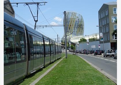 La Cité du Vin 'walst' als een Bordeaux wijn in een glas