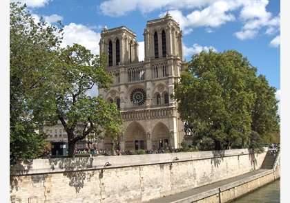 Notre-Dame: wereldberoemde kathedraal aan de Seine in brand