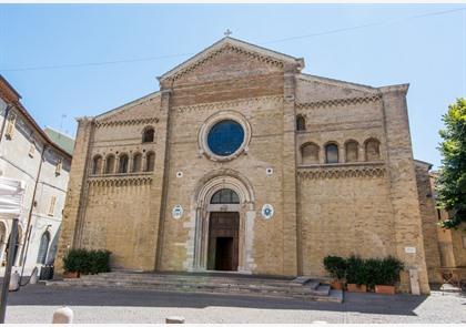 Pesaro, historische kern vlak aan het water  