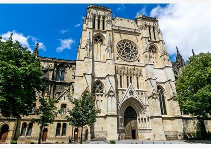 Place Pey-Berland 'ingenomen' door een kerk en een toren 