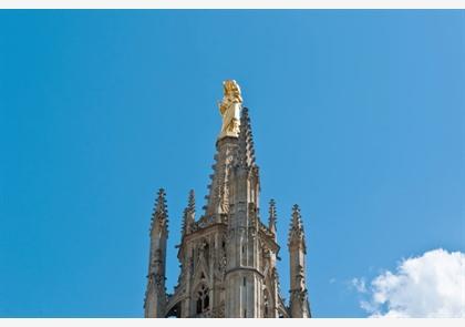 Place Pey-Berland 'ingenomen' door een kerk en een toren 