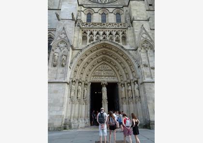 Place Pey-Berland 'ingenomen' door een kerk en een toren 