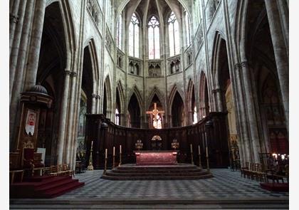 Place Pey-Berland 'ingenomen' door een kerk en een toren 