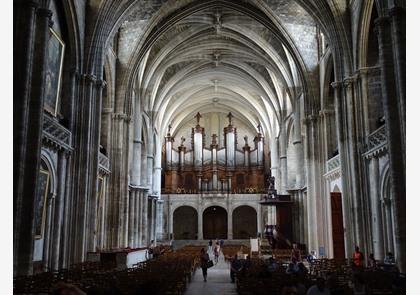 Place Pey-Berland 'ingenomen' door een kerk en een toren 