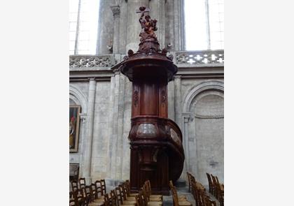 Place Pey-Berland 'ingenomen' door een kerk en een toren 