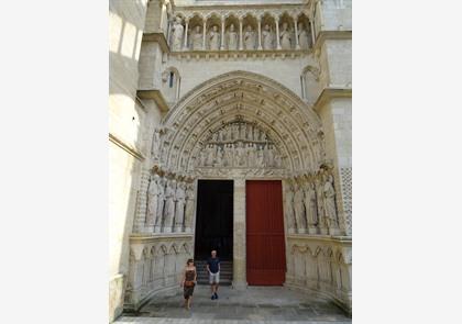 Place Pey-Berland 'ingenomen' door een kerk en een toren 