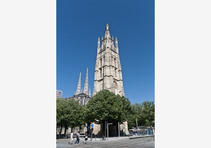 Place Pey-Berland 'ingenomen' door een kerk en een toren 