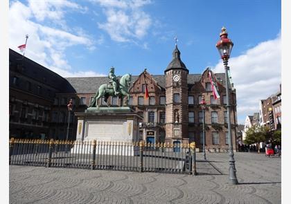 Oud en nieuw stadhuis (Rathaus) van Düsseldorf