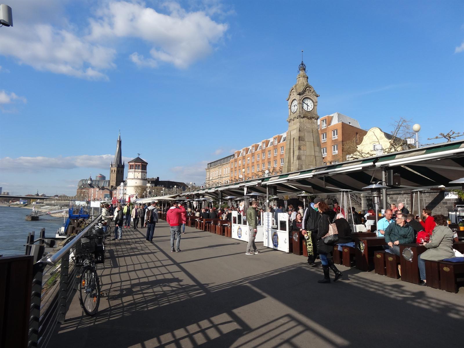 Rheinuferpromenade  Rijnoever  van Medienhafen tot Altstadt