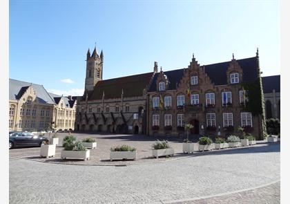 Nieuwpoort: Stadhuis en kerk