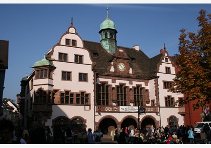 Freiburg: Rathausplatz met 2 stadhuizen