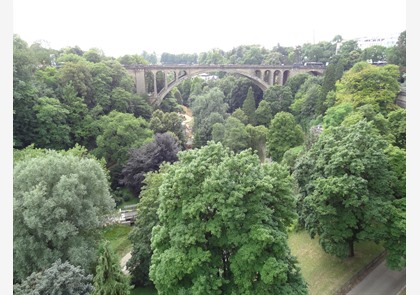 Kom tot rust tijdens de stadswandeling vallei Pétrusse in Luxemburg-stad